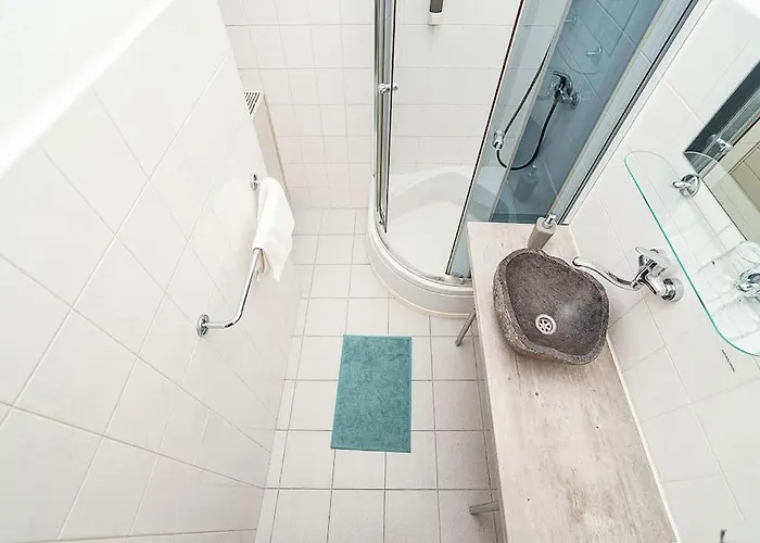Cosy With Terrace By Tram Apartment Prag