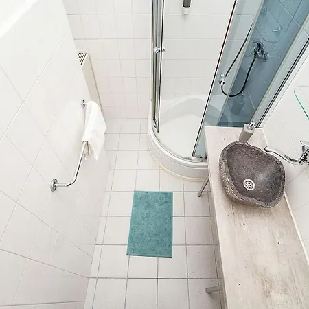 Cosy With Terrace By Tram Apartamento Praga