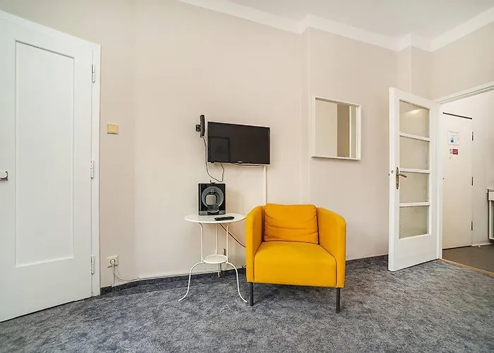 Cosy With Terrace By Tram Apartamento